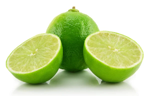 Limão cortado maduro isolado em branco — Fotografia de Stock