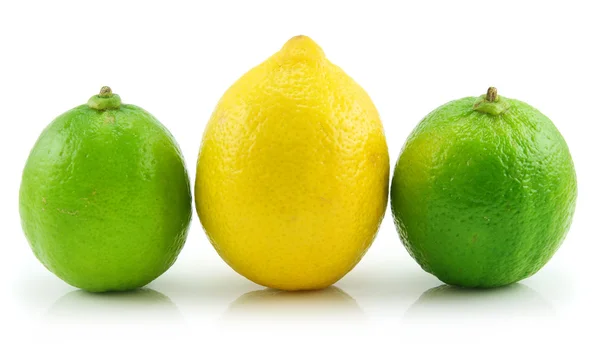 Dojrzałe limonki i cytryny na białym tle — Zdjęcie stockowe