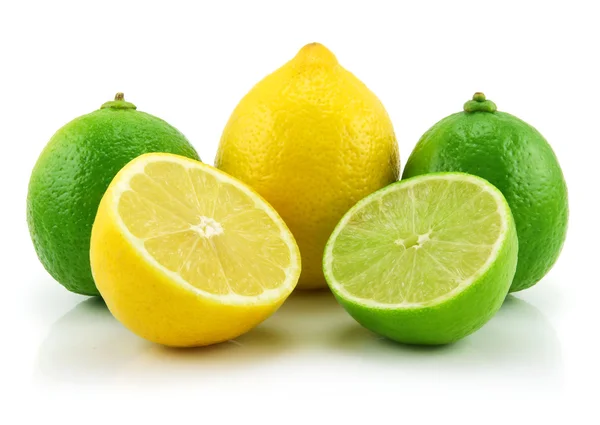 Maturo affettato calce e limone isolato su w — Foto Stock