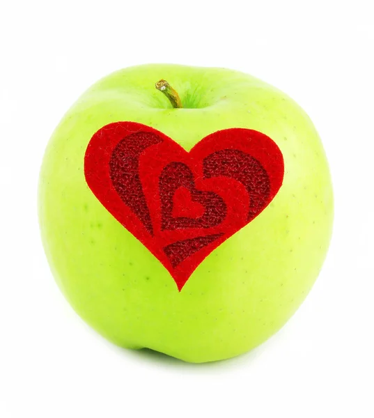 Grüner Apfel und rotes Herz aus Stoff — Stockfoto