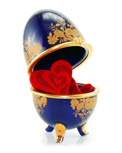 Opened musical box with three red hearts — 图库照片