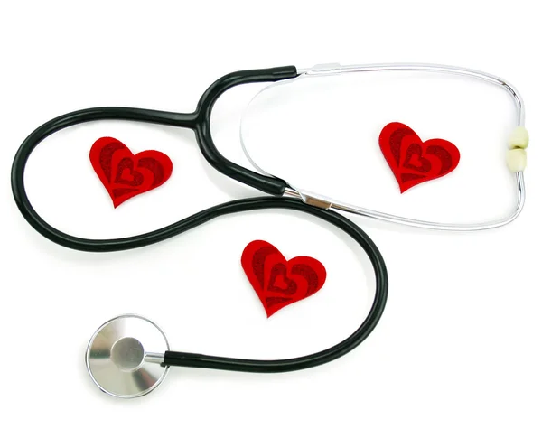 Tre röda hjärtan ett stetoskop — Stockfoto