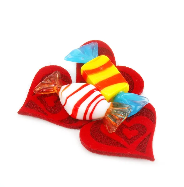 Trzy czerwone serca wykonane z tkaniny i słodkie — Zdjęcie stockowe
