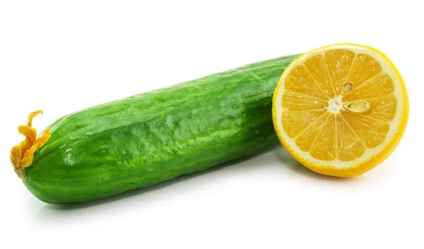 Färska grönsaker (gurka och skivad le — Stockfoto