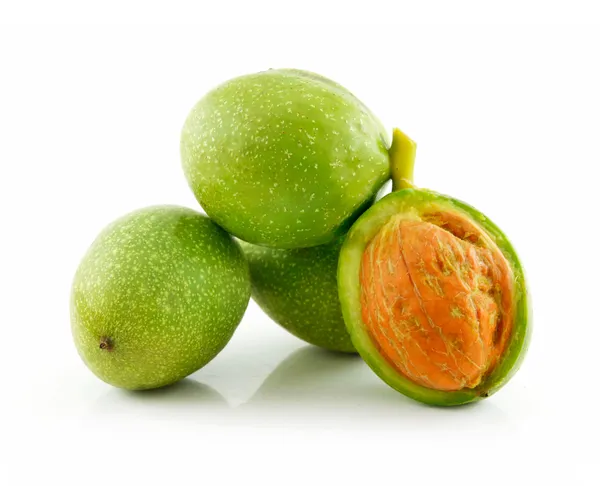 Nueces maduras rotas con hojas verdes —  Fotos de Stock