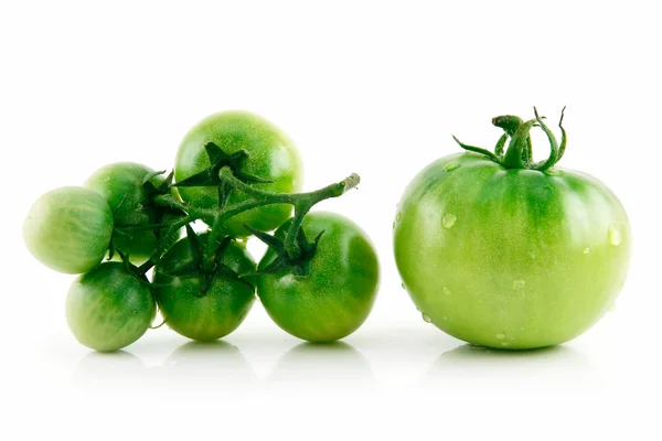 Tomates verdes úmidos maduros isolados no Whit — Fotografia de Stock