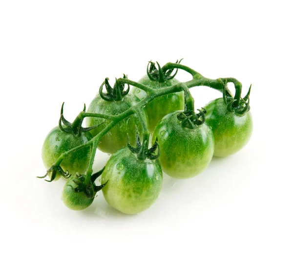 Tomates verdes húmedos maduros aislados en Whit —  Fotos de Stock