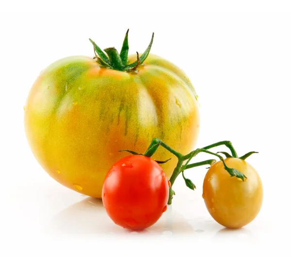 Zralé mokré žlutá a červená rajčata izolovat — Stock fotografie