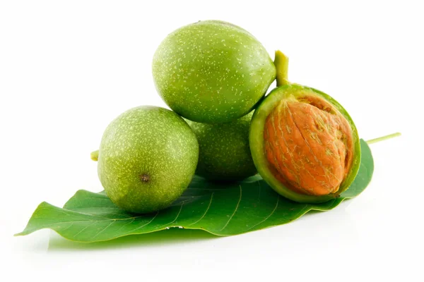 Nueces maduras rotas con hojas verdes — Foto de Stock