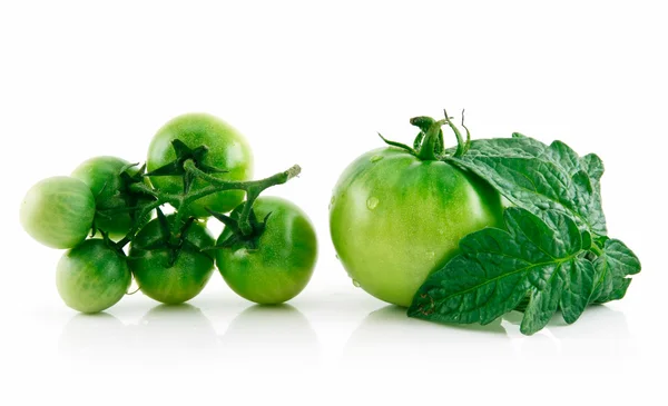 Rijpe natte groene tomaten met bladeren isol — Stockfoto