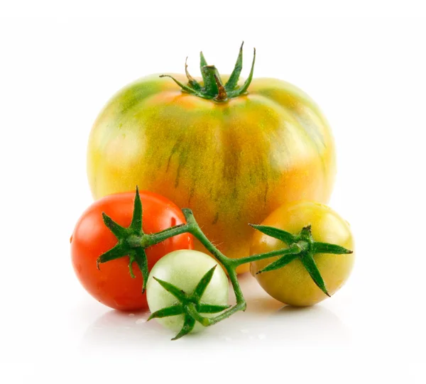Rijpe natte rode en groene tomaten, geïsoleerd — Stockfoto