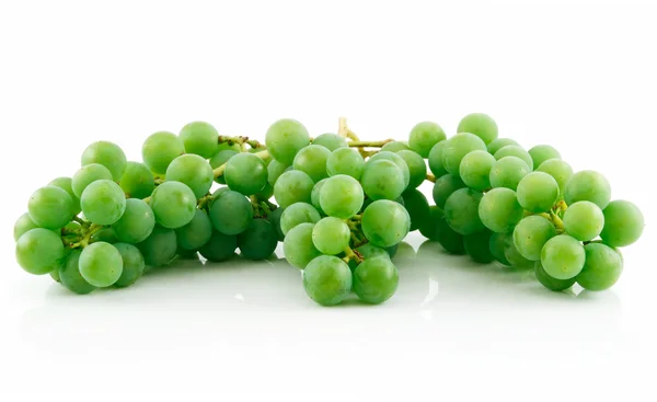 Drie trossen van rijp groene druiven isola — Stockfoto