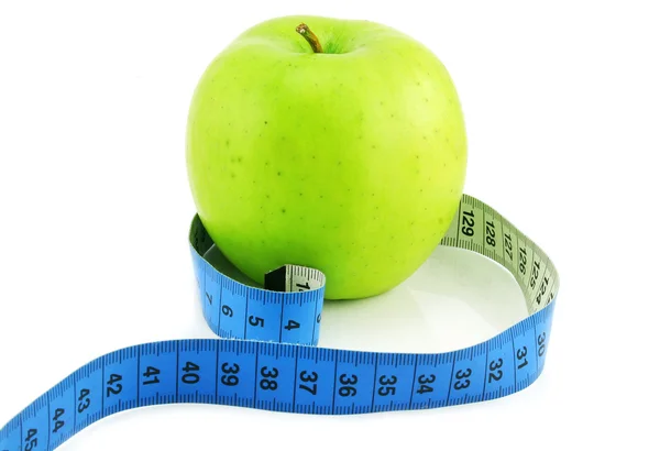 Ярко-зеленое яблоко и измерительная лента — стоковое фото