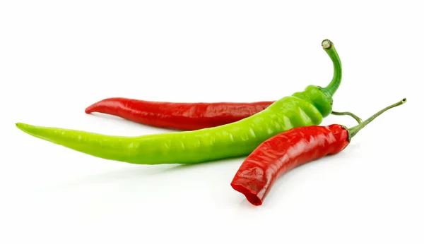 Zelené a červené chili peppers izolovaných na — Stock fotografie