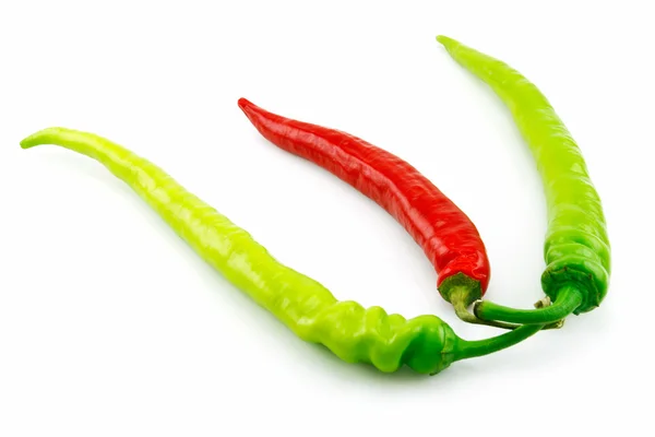 Zelené a červené chili peppers izolovaných na — Stock fotografie