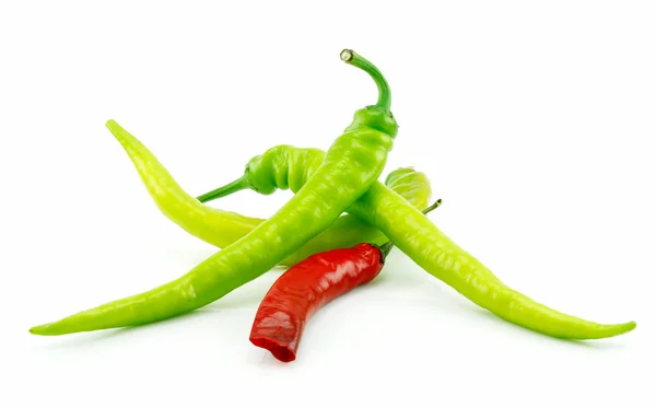 绿色和红色的辣椒上孤立 — 图库照片