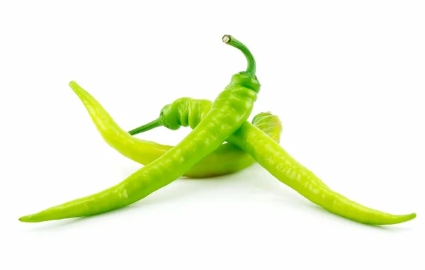 Zelené chilli papričky izolované na bílém — Stock fotografie