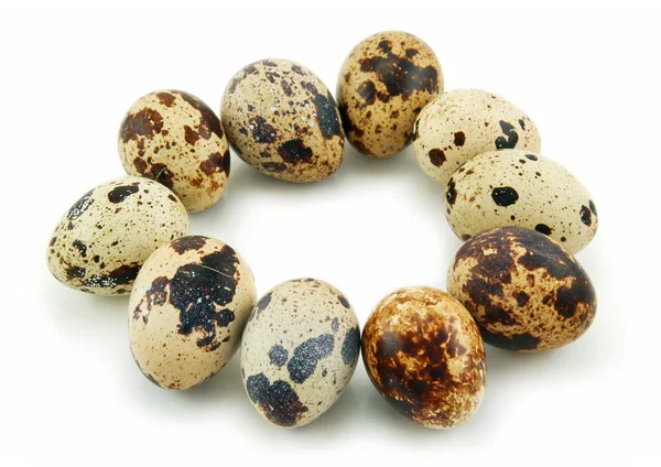 Grupo de huevos de codorniz crudos aislados en Whit —  Fotos de Stock