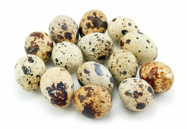 Grup çiğ Bıldırcın yumurta üzerinde beyaz izole — Stok fotoğraf