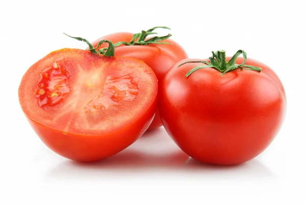 Pomodori affettati maturi isolati su bianco — Foto Stock