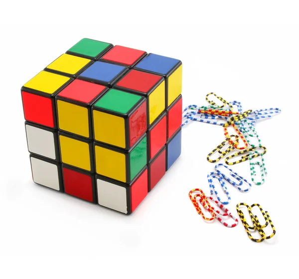 Куб и цветные скрепки — стоковое фото