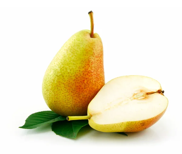 Skivad mogna gröna päron isolerad på vit — Stockfoto