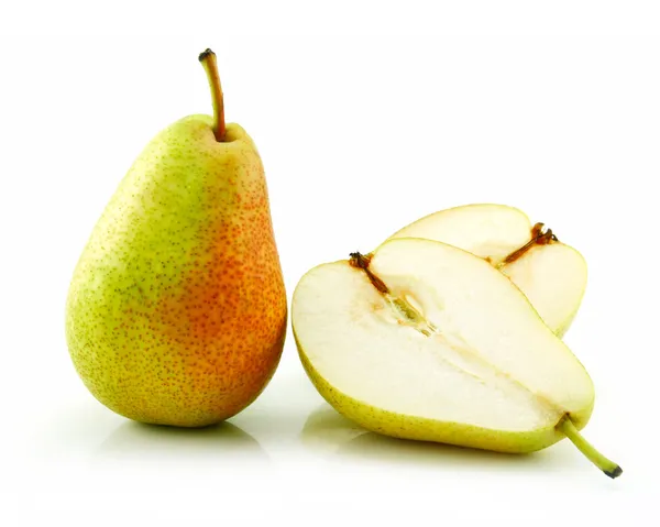 Affettare la pera matura isolata su bianco — Foto Stock