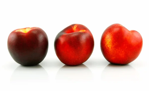 Три спелых персика (Нектарин) ) — стоковое фото