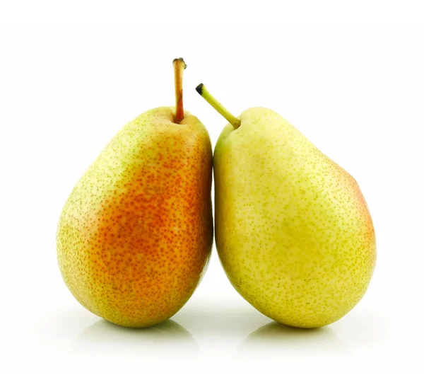 白で隔離された2本の熟した梨 — ストック写真