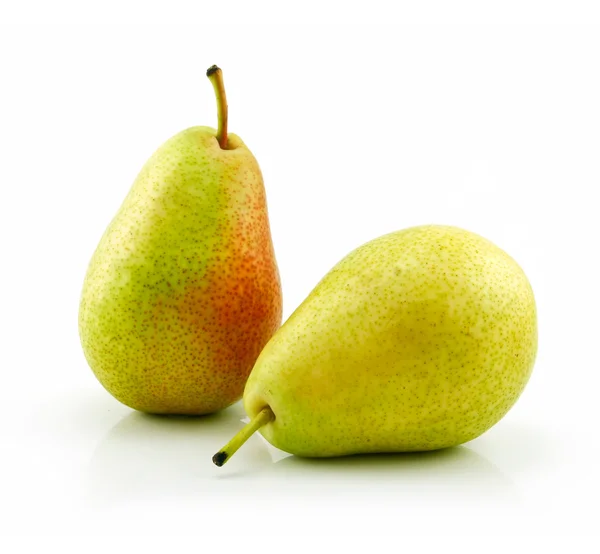 白で隔離された2本の熟した梨 — ストック写真