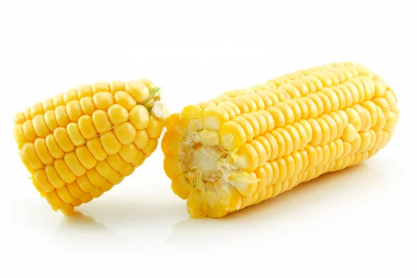 Maïs brisé mûr isolé sur blanc — Photo