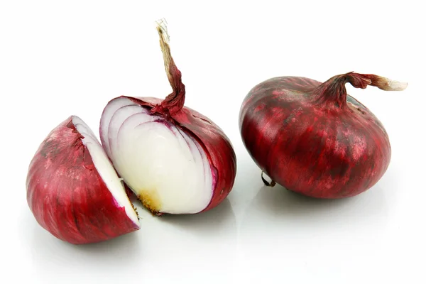 Ώριμα κρεμμύδι κομμένο σε φέτες κόκκινο απομονωθεί σε λευκό — Φωτογραφία Αρχείου
