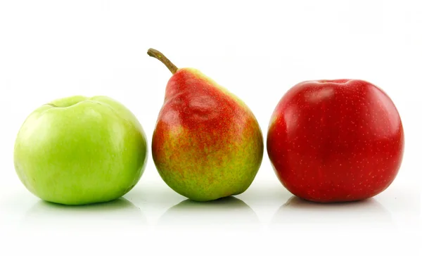 Reife Äpfel und Birnen in einer Reihe isoliert o — Stockfoto