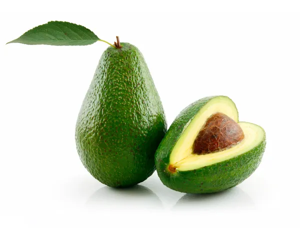 Стиглий авокадо з зелений лист ізольовані на — стокове фото