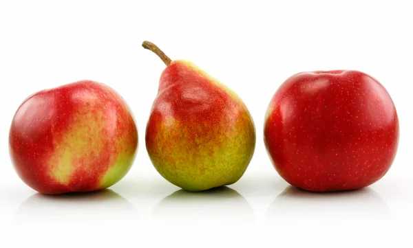 Спелые яблоки и груша в ряд изолированных о — стоковое фото