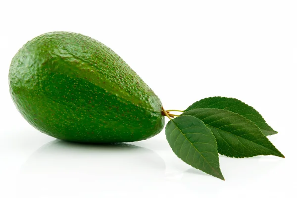 Yeşil yaprak izole üzerinde olgunlaşmış avokado — Stok fotoğraf