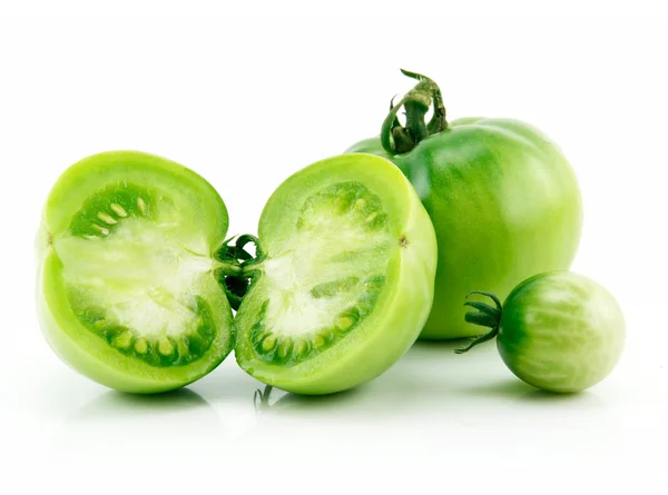 Tomates en rodajas verdes maduros aislados en W —  Fotos de Stock