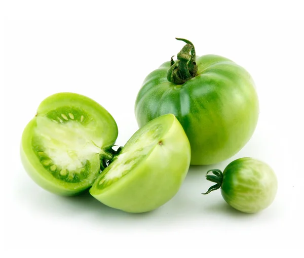 Pomodori affettati verdi maturi isolati su W — Foto Stock