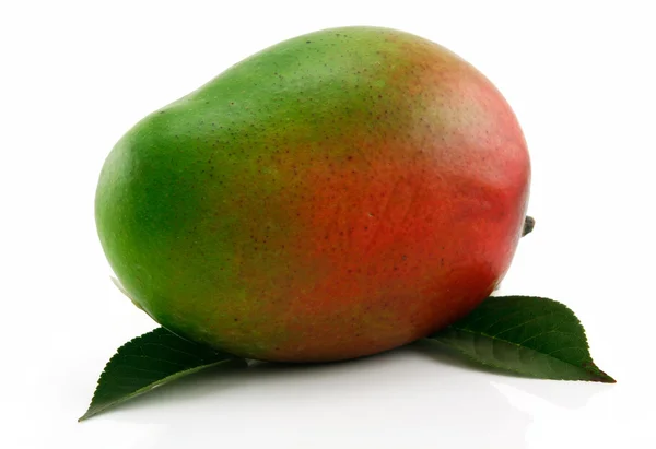 Fruta madura de mango con hojas verdes Isolat —  Fotos de Stock