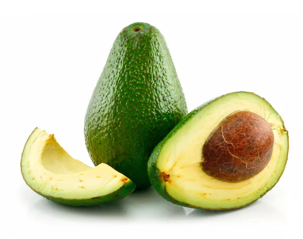 Rijp gesneden avocado geïsoleerd op wit — Stockfoto