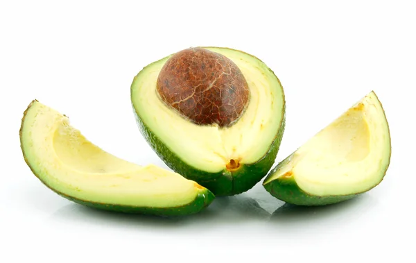 Reife in Scheiben geschnittene Avocado isoliert auf weiß — Stockfoto