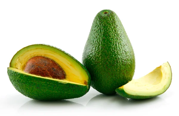 Maturo affettato avocado isolato su bianco — Foto Stock