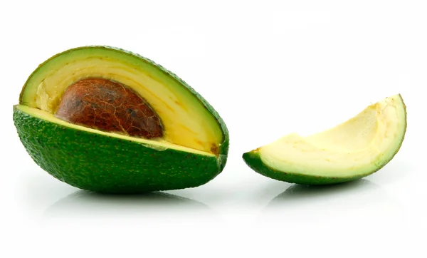 Reife in Scheiben geschnittene Avocado isoliert auf weiß — Stockfoto