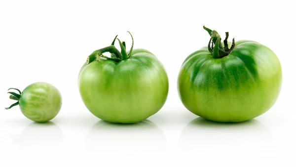 Tre pomodori verdi maturi in fila isolata — Foto Stock