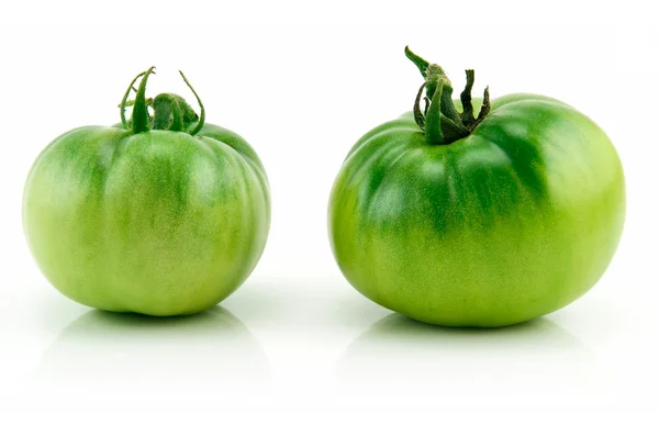 Deux tomates vertes mûres isolées au fouet — Photo