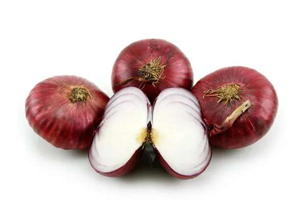 Olgun dilimlenmiş kırmızı soğan üzerinde beyaz izole — Stok fotoğraf