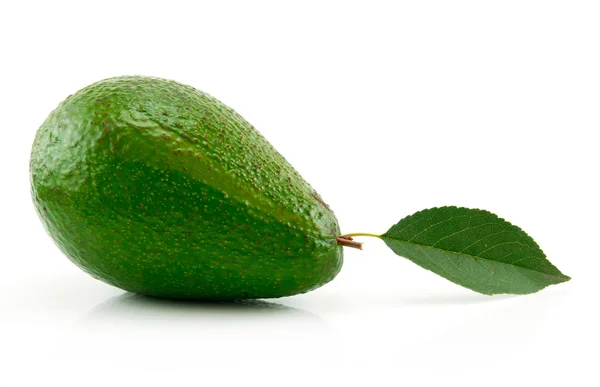 Reife Avocado mit grünem Blatt isoliert auf — Stockfoto