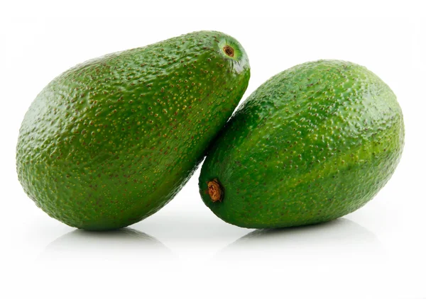 Дві зелені лаврові авокадо ізольовані на білому — стокове фото