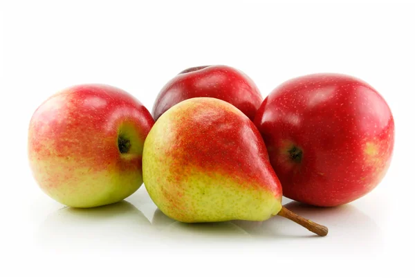 Tres manzanas rojas maduras y pera en fila es — Foto de Stock