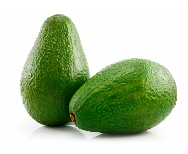 Zwei grüne reife Avocado isoliert auf weiß — Stockfoto